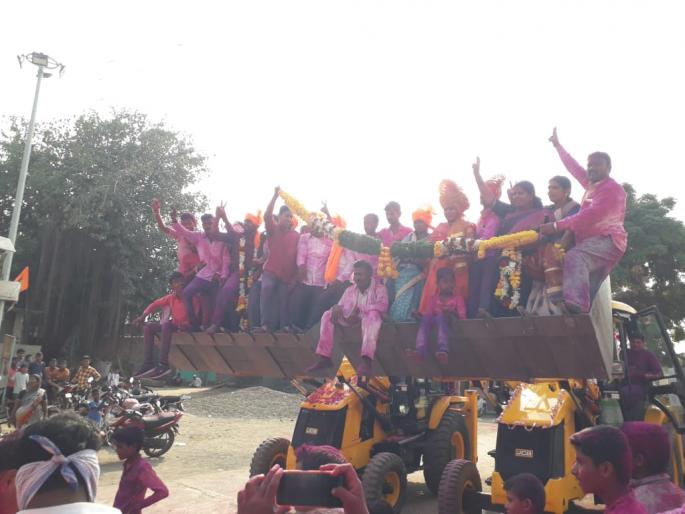 Filed a case against the deputy speaker for throwing gulal out of JCB's bucket | जेसीबीच्या बकेटमधून गुलाल उधळणाऱ्या उपसभापतीविरुध्द गुन्हा दाखल Filed a case against the deputy speaker for throwing gulal out of JCB's bucket | जेसीबीच्या बकेटमधून गुलाल उधळणाऱ्या उपसभापतीविरुध्द गुन्हा दाखल