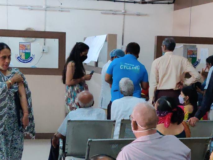 corona vaccination: Unmasked mess of corporators in Covid-19 vaccination center | corona vaccination : लसीकरण केंद्रात नगरसेवकांची विनामास्क लुडबूड corona vaccination: Unmasked mess of corporators in Covid-19 vaccination center | corona vaccination : लसीकरण केंद्रात नगरसेवकांची विनामास्क लुडबूड