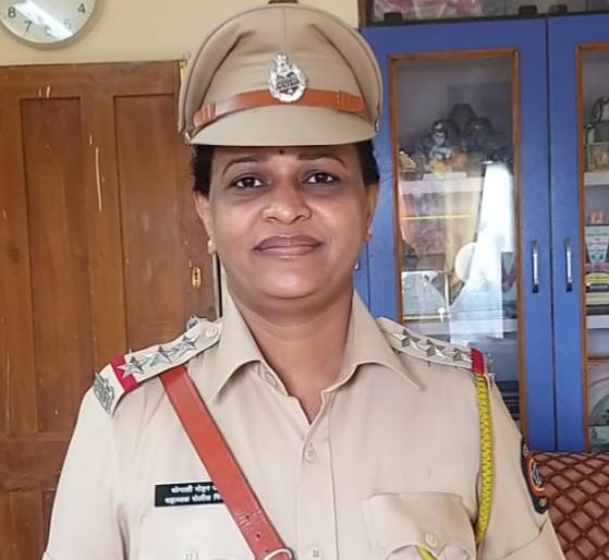 Sonali Patil-Dhande, a woman police officer from Solapur, played an important role in the arrest of Bal Boat. | बाळ बोठेच्या अटकेसाठी सोलापूरच्या महिला पोलीस अधिकारी सोनाली पाटील-धांडे यांची भूमिका ठरली महत्वाची Sonali Patil-Dhande, a woman police officer from Solapur, played an important role in the arrest of Bal Boat. | बाळ बोठेच्या अटकेसाठी सोलापूरच्या महिला पोलीस अधिकारी सोनाली पाटील-धांडे यांची भूमिका ठरली महत्वाची