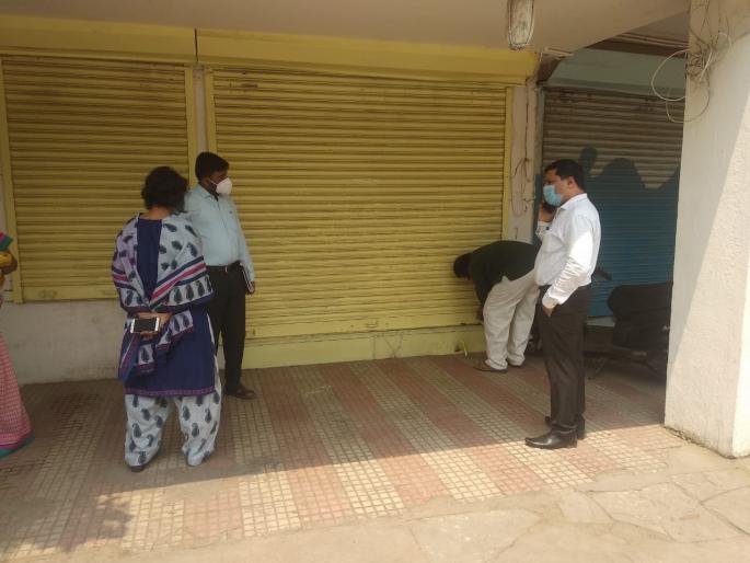 Municipal Corporation closes 59 floors in Park Stadium; Stakeholders protested against the Municipal Corporation | पार्क स्टेडियममधील ५९ गाळे महापालिकेने केले बंद; गाळेधारकांनी केला महापालिकेचा निषेध Municipal Corporation closes 59 floors in Park Stadium; Stakeholders protested against the Municipal Corporation | पार्क स्टेडियममधील ५९ गाळे महापालिकेने केले बंद; गाळेधारकांनी केला महापालिकेचा निषेध