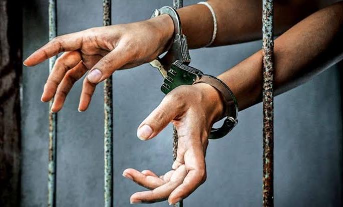 Both werइ arrested in the case of for accepting money from a patient while receiving free medication; maval incidents | मोफत औषधोपचार असताना रुग्णाकडून पैसे उकळल्याने दोघांना बेड्या; मावळातील धक्कादायक प्रकार Both werइ arrested in the case of for accepting money from a patient while receiving free medication; maval incidents | मोफत औषधोपचार असताना रुग्णाकडून पैसे उकळल्याने दोघांना बेड्या; मावळातील धक्कादायक प्रकार