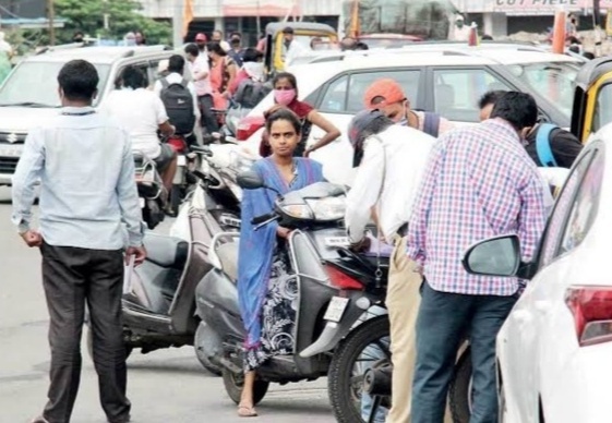 Ohh! Pune residents pay Rs 13 crore fine; Action on 2 lakh 66 thousand people walking around without masks | अबब! पुणेकरांनी भरला १३ कोटी रुपये दंड; विनामास्क फिरणार्‍या तब्बल २ लाख ६६ हजारांवर कारवाई