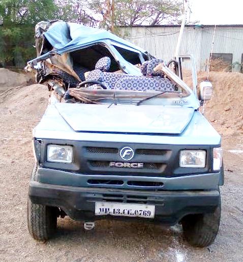 Jeep accident near Chikhali Pati near Mohol; One killed, three seriously injured | मोहोळजवळील चिखली पाटीजवळ जीपचा अपघात; एक ठार, तिघे गंभीर जखमी