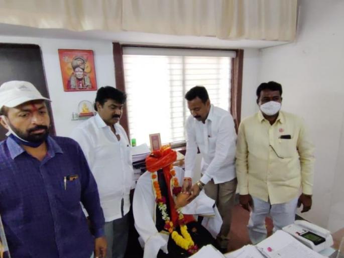 Shiv Sena felicitates officers' chair in Gandhigiri style; Because you will be surprised to know | गांधीगिरी पद्धतीने अधिकाऱ्यांच्या खुर्चीचा शिवसेनेकडून सत्कार; कारण जाणून घ्या आश्चर्य व्हाल Shiv Sena felicitates officers' chair in Gandhigiri style; Because you will be surprised to know | गांधीगिरी पद्धतीने अधिकाऱ्यांच्या खुर्चीचा शिवसेनेकडून सत्कार; कारण जाणून घ्या आश्चर्य व्हाल