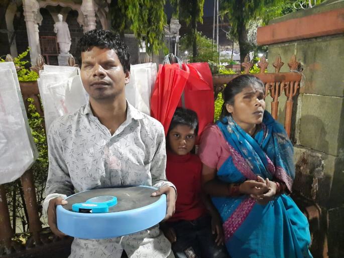 Salute! Perseverance and hardship bent even destiny; Swabhimani story of a blind couple in Pune | सलाम! जिद्द अन् कष्टाने झुकवलं नियतीलाही ; पुण्यातील अंध जोडप्याची अशी 'स्वाभिमानी' कहानी Salute! Perseverance and hardship bent even destiny; Swabhimani story of a blind couple in Pune | सलाम! जिद्द अन् कष्टाने झुकवलं नियतीलाही ; पुण्यातील अंध जोडप्याची अशी 'स्वाभिमानी' कहानी
