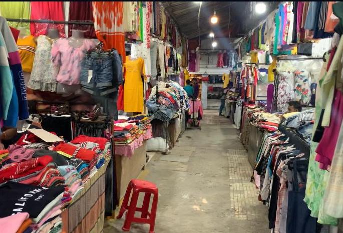 Come on in, take a look! There is not one but many 'fashion streets' in Pune on the verge of accidents .... | आता तरी यावं शहाणपण! पुण्यात एक नाही तर अनेक 'फॅशन स्ट्रीट' आहेत दुर्घटनांच्या उंबरठ्यावर.... Come on in, take a look! There is not one but many 'fashion streets' in Pune on the verge of accidents .... | आता तरी यावं शहाणपण! पुण्यात एक नाही तर अनेक 'फॅशन स्ट्रीट' आहेत दुर्घटनांच्या उंबरठ्यावर....