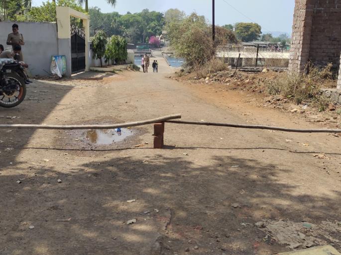 Holi: Disappointment of Dhulvad lovers, dryness on Khadavali Bhatsa river | Holi : होळी सणावर कोरोनाचे सावट; धुळवडप्रेमींची निराशा, खडवली भातसा नदीवर शुकशुकाट Holi: Disappointment of Dhulvad lovers, dryness on Khadavali Bhatsa river | Holi : होळी सणावर कोरोनाचे सावट; धुळवडप्रेमींची निराशा, खडवली भातसा नदीवर शुकशुकाट