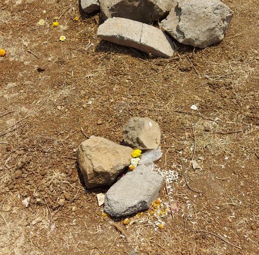 "Sir, someone has buried our body here in the dark of night. You come early ..." | " साहेब,आमच्या इथं रात्रीच्या अंधारात कोणीतरी मृतदेह पुरला आहे. तुम्ही लवकर या.." "Sir, someone has buried our body here in the dark of night. You come early ..." | " साहेब,आमच्या इथं रात्रीच्या अंधारात कोणीतरी मृतदेह पुरला आहे. तुम्ही लवकर या.."