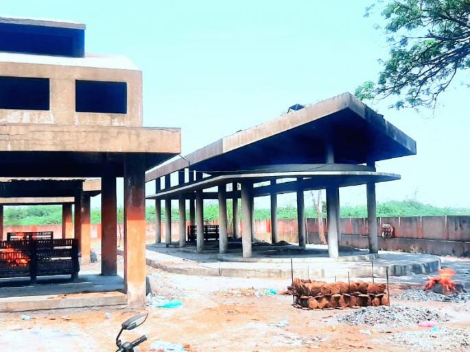 Flames of fire, plumes of smoke and ashes of dust rising in Amalnera | अमळनेरात धुळवडीला उठल्या अग्नीच्या ज्वाला, धुराचे लोट आणि राखेचा धुराळा Flames of fire, plumes of smoke and ashes of dust rising in Amalnera | अमळनेरात धुळवडीला उठल्या अग्नीच्या ज्वाला, धुराचे लोट आणि राखेचा धुराळा