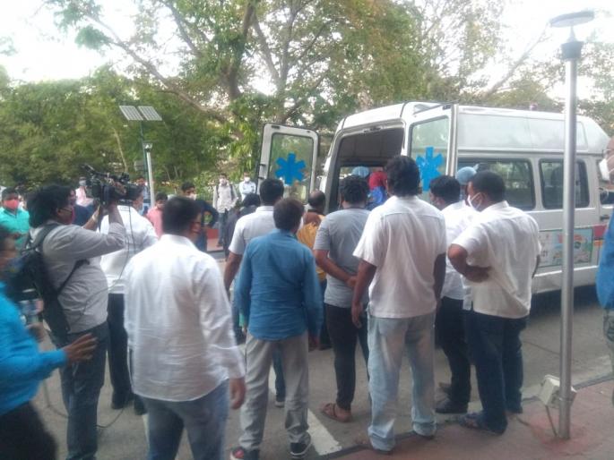 CoronaVirus News: Corona patient at the entrance of Municipal Corporation carrying cylinder due to lack of oxygen bed | CoronaVirus News : ऑक्सिजन बेड मिळत नसल्याने सिलिंडर घेऊन कोरोना रुग्ण महापालिकेच्या प्रवेशद्वारावर CoronaVirus News: Corona patient at the entrance of Municipal Corporation carrying cylinder due to lack of oxygen bed | CoronaVirus News : ऑक्सिजन बेड मिळत नसल्याने सिलिंडर घेऊन कोरोना रुग्ण महापालिकेच्या प्रवेशद्वारावर