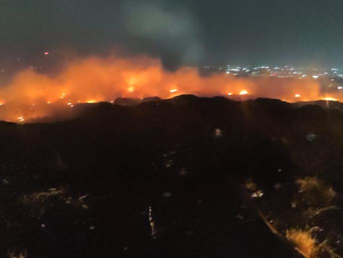 A fire at the garbage depot at Fursungi-Uruli Devachi | फुरसुंगी येथील कचरा डेपोला भीषण आग;सहा तास उलटूनही आग विझवण्यात अपयश  A fire at the garbage depot at Fursungi-Uruli Devachi | फुरसुंगी येथील कचरा डेपोला भीषण आग;सहा तास उलटूनही आग विझवण्यात अपयश