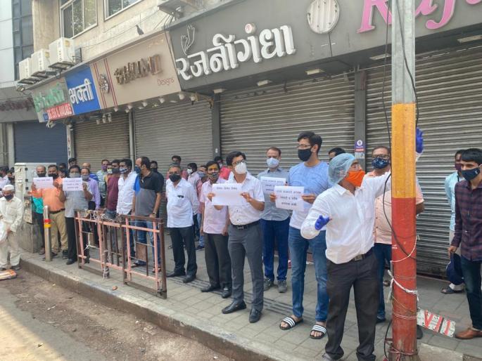 Pune Mini Lockdown: State Government and Administration Order Unjust; In Pune, the merchant class took to the streets | Pune Mini Lockdown: राज्य सरकार आणि प्रशासनाचा आदेश आमच्यावर अन्यायकारक; पुण्यात व्यापारी वर्ग आक्रमक Pune Mini Lockdown: State Government and Administration Order Unjust; In Pune, the merchant class took to the streets | Pune Mini Lockdown: राज्य सरकार आणि प्रशासनाचा आदेश आमच्यावर अन्यायकारक; पुण्यात व्यापारी वर्ग आक्रमक