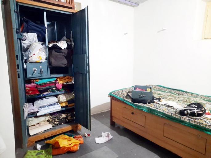 Breaking; A swarm of thieves in Wagholi; Four houses were demolished, including a jewelery shop | Breaking; वाघोलीत चोरट्यांचा धुमाकूळ; सराफ दुकानांसह चार घरे फोडली Breaking; A swarm of thieves in Wagholi; Four houses were demolished, including a jewelery shop | Breaking; वाघोलीत चोरट्यांचा धुमाकूळ; सराफ दुकानांसह चार घरे फोडली