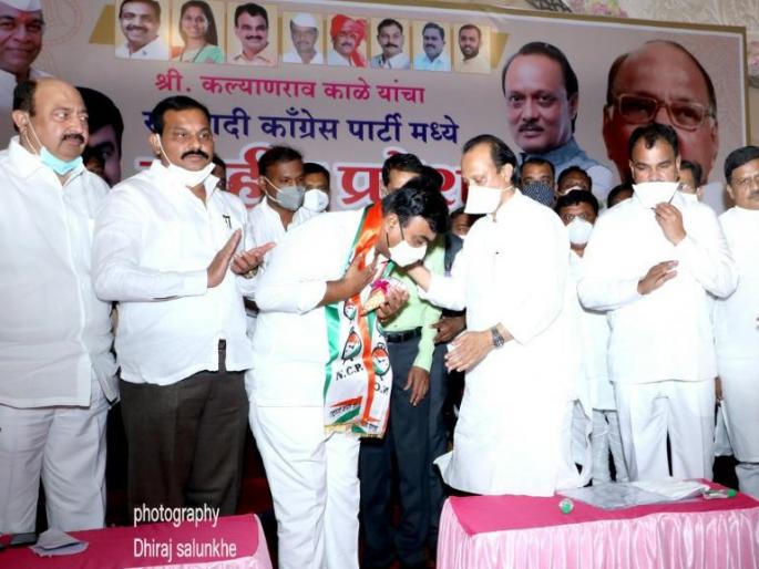 Corona's ban on Dhaba at Deputy Chief Minister Ajit Pawar's meeting in Pandharpur | पंढरपुरात उपमुख्यमंत्री अजित पवारांच्या सभेतच कोरोनाचे निर्बंध धाब्यावर Corona's ban on Dhaba at Deputy Chief Minister Ajit Pawar's meeting in Pandharpur | पंढरपुरात उपमुख्यमंत्री अजित पवारांच्या सभेतच कोरोनाचे निर्बंध धाब्यावर