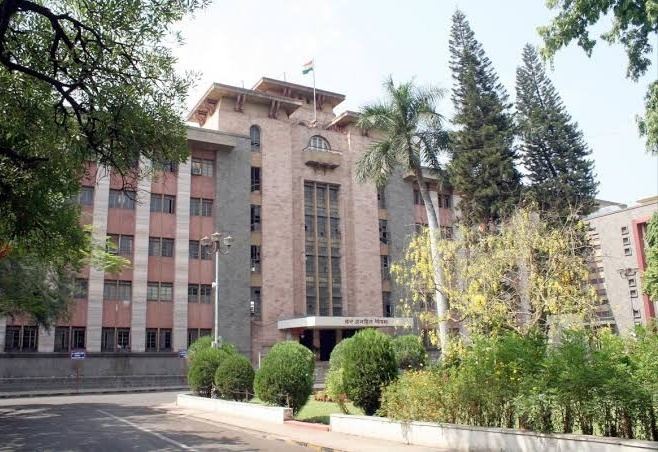 Take action against engineers who are 'fraud' in work ; Shiv Sena and Congress demand | कामात 'झोल' करणाऱ्या अभियंत्यांवर कारवाई करा: शिवसेना व काँग्रेसची मागणी Take action against engineers who are 'fraud' in work ; Shiv Sena and Congress demand | कामात 'झोल' करणाऱ्या अभियंत्यांवर कारवाई करा: शिवसेना व काँग्रेसची मागणी