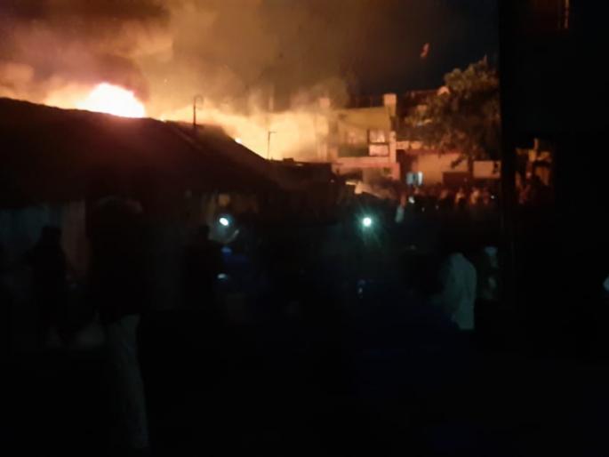 Fire at weekly market in Khamgaon; 11 shops burnt down | खामगाव येथील आठवडी बाजारात आग; १२ दुकाने जळून खाक Fire at weekly market in Khamgaon; 11 shops burnt down | खामगाव येथील आठवडी बाजारात आग; १२ दुकाने जळून खाक