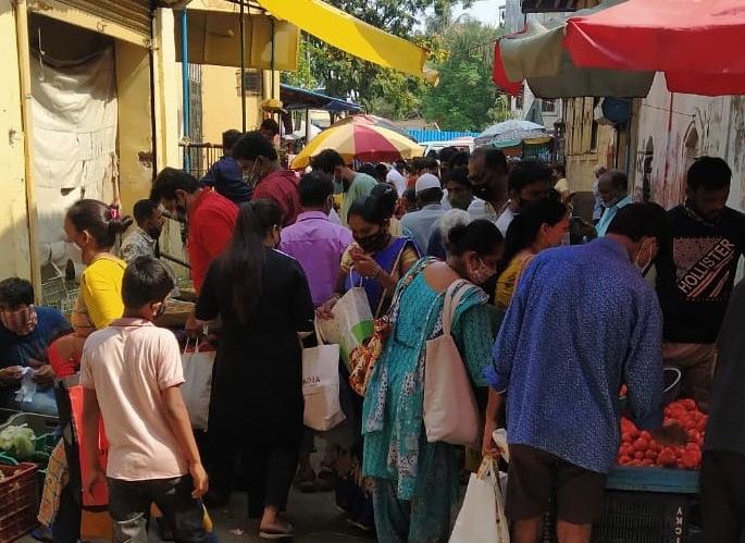 A crowd erupts at the Corona hotspot in Bhayander | भाईंदरमधील कोरोना हॉटस्पॉटमध्ये गर्दीच गर्दी, पोलिसांनी केली कारवाई  A crowd erupts at the Corona hotspot in Bhayander | भाईंदरमधील कोरोना हॉटस्पॉटमध्ये गर्दीच गर्दी, पोलिसांनी केली कारवाई