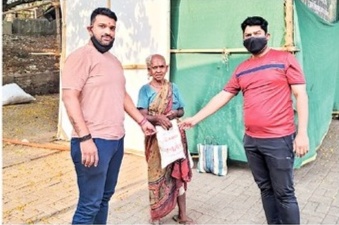 ... humanity is still alive! An elderly woman who has been missing for 20 days has found a home again | ...अजूनही माणुसकी जिवंत! २० दिवसांपासून बेपत्ता असलेल्या वयोवृद्ध महिलेला गवसली घराची वाट  ... humanity is still alive! An elderly woman who has been missing for 20 days has found a home again | ...अजूनही माणुसकी जिवंत! २० दिवसांपासून बेपत्ता असलेल्या वयोवृद्ध महिलेला गवसली घराची वाट