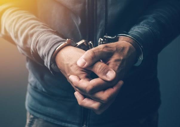 Hadapsar police chases and arrested criminal who involed in 'that' incident of Aundh | औंधमधील 'त्या' घटनेतील सराईतासह दोघांना हडपसर पोलिसांनी पाठलाग करून ठोकल्या बेडया
