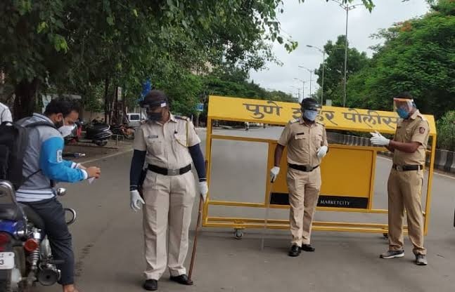 Stop now! Crowds of Pune citizens on the streets despite 'weekend lockdown' in the city; Commissioner with Pune Police said ... | आता बास! पुण्यात 'विकेंड लॉकडाऊन' असताना नागरिकांची रस्त्यावर गर्दी , पुणे पोलीस सह आयुक्त म्हणाले...  