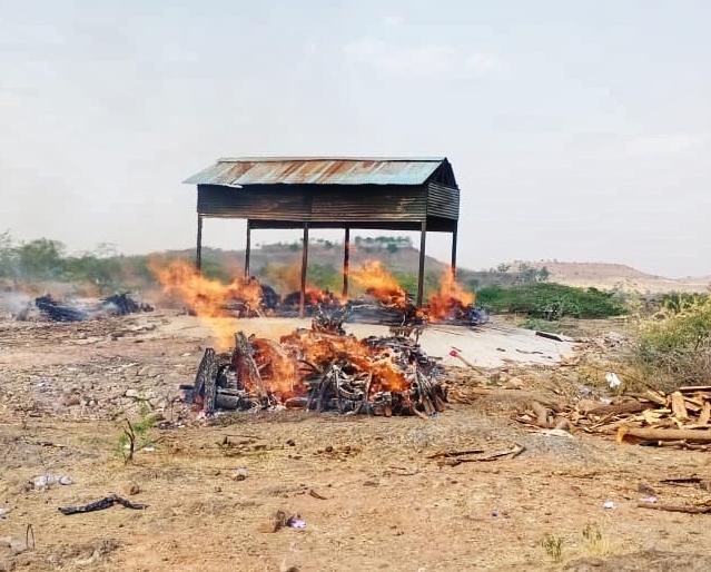 Corona's havoc! Saran fires every two hours in Ambajogai Samshanbhumi | कोरोनाचा कहर ! अंबाजोगाईत दर दोन तासाला पेटतंय सरण Corona's havoc! Saran fires every two hours in Ambajogai Samshanbhumi | कोरोनाचा कहर ! अंबाजोगाईत दर दोन तासाला पेटतंय सरण