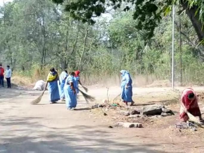 Sanitation campaign at Solapur cemetery; Campaign of Municipal Health Department | सोलापुरातील स्मशानभूमीत स्वच्छता अभियान; महापालिका आरोग्य विभागाची मोहिम Sanitation campaign at Solapur cemetery; Campaign of Municipal Health Department | सोलापुरातील स्मशानभूमीत स्वच्छता अभियान; महापालिका आरोग्य विभागाची मोहिम