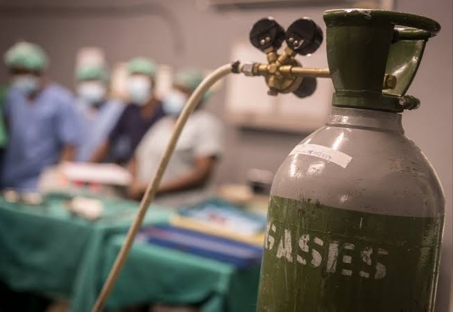 Shocking! Oxygen depleted while undergoing treatment at the hospital; Three people lost their lives | धक्कादायक! रुग्णालयात उपचार सुरू असताना ऑक्सिजन संपला; तीन जणांनी आपला जीव गमावला