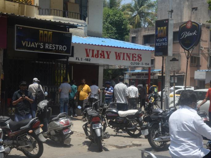 Saw open shutters of liquor shops, then a crowd in pimpri | मद्य दुकानांची दिसली शटर उघडी, मग काय जमली ना भाऊ एकच गर्दी Saw open shutters of liquor shops, then a crowd in pimpri | मद्य दुकानांची दिसली शटर उघडी, मग काय जमली ना भाऊ एकच गर्दी