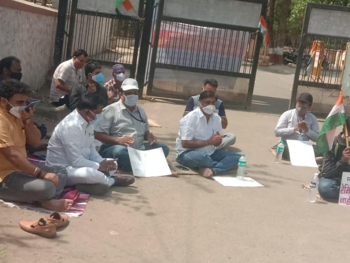 NGOs start agitation in front of Collector's office for oxygen | ऑक्सिजनसाठी स्वयंसेवी संस्थांचे जिल्हाधिकारी कार्यालयासमोर आंदोलन सुरू NGOs start agitation in front of Collector's office for oxygen | ऑक्सिजनसाठी स्वयंसेवी संस्थांचे जिल्हाधिकारी कार्यालयासमोर आंदोलन सुरू