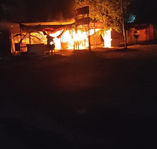 Big news; In Kurduwadi, seven shops, including a hotel, were gutted in a fire caused by a short circuit | मोठी बातमी; कुर्डूवाडीत शॉर्ट सर्किटने लागलेल्या आगीत हॉटेलसह सात दुकाने जळून खाक Big news; In Kurduwadi, seven shops, including a hotel, were gutted in a fire caused by a short circuit | मोठी बातमी; कुर्डूवाडीत शॉर्ट सर्किटने लागलेल्या आगीत हॉटेलसह सात दुकाने जळून खाक