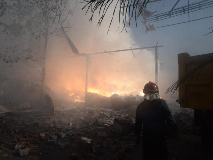Terrible blast in Magnesium Powder Company at thergaon ; Efforts to control the fire continue | थेरगावला मॅग्नेशिअम पावडरच्या कंपनीत भीषण स्फोट; आगीवर नियंत्रण मिळवण्याचे प्रयत्न सुरू Terrible blast in Magnesium Powder Company at thergaon ; Efforts to control the fire continue | थेरगावला मॅग्नेशिअम पावडरच्या कंपनीत भीषण स्फोट; आगीवर नियंत्रण मिळवण्याचे प्रयत्न सुरू