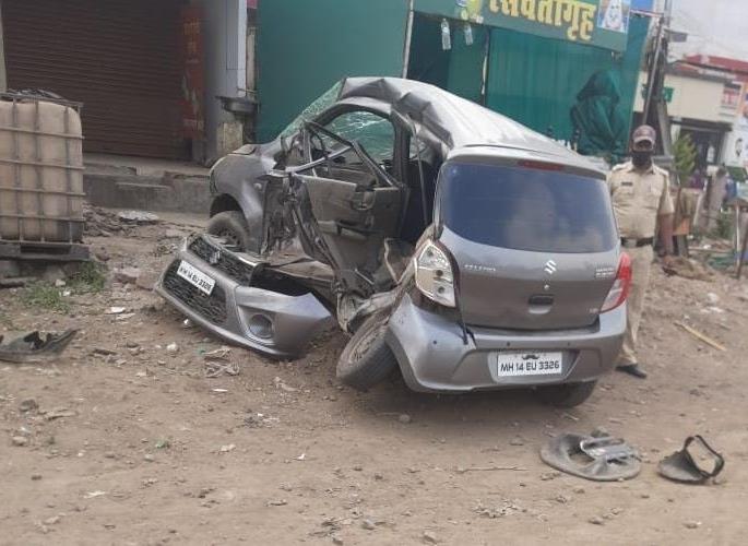 Accident of three vehicles in Chakan; 3 death, 2 injured | चाकणला तीन वाहनांचा विचित्र भीषण अपघात; ३ जण ठार, २ जखमी Accident of three vehicles in Chakan; 3 death, 2 injured | चाकणला तीन वाहनांचा विचित्र भीषण अपघात; ३ जण ठार, २ जखमी