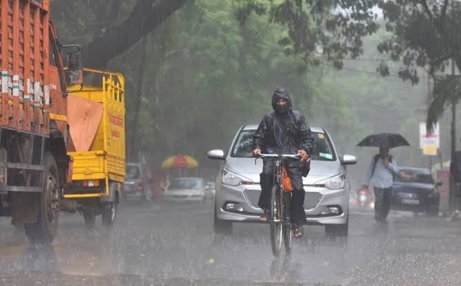 Rain for the next four days in the state; Warning of rain in all places including Konkan | राज्यात पुढील चार दिवस पावसाचे; कोकणासह सर्वत्र तुरळक ठिकाणी वादळी पावसाचा इशारा Rain for the next four days in the state; Warning of rain in all places including Konkan | राज्यात पुढील चार दिवस पावसाचे; कोकणासह सर्वत्र तुरळक ठिकाणी वादळी पावसाचा इशारा