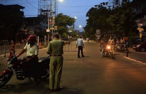 Action against 571 persons for violating the rules under section 188 in pune | पुण्यात नियमभंगाबद्दल ५७१ जणांवर कारवाई; कलम १८८ नुसार गुन्हे दाखल Action against 571 persons for violating the rules under section 188 in pune | पुण्यात नियमभंगाबद्दल ५७१ जणांवर कारवाई; कलम १८८ नुसार गुन्हे दाखल