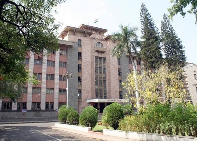 If you work, we don't sleep; quarrel between health officials and bjp corporator in Pune | आता बास! तुम्ही कामे करता तर आम्ही काय झोपा काढत नाही; पुण्यात अधिकारी अन् भाजप नगरसेवकात खडाजंगी If you work, we don't sleep; quarrel between health officials and bjp corporator in Pune | आता बास! तुम्ही कामे करता तर आम्ही काय झोपा काढत नाही; पुण्यात अधिकारी अन् भाजप नगरसेवकात खडाजंगी