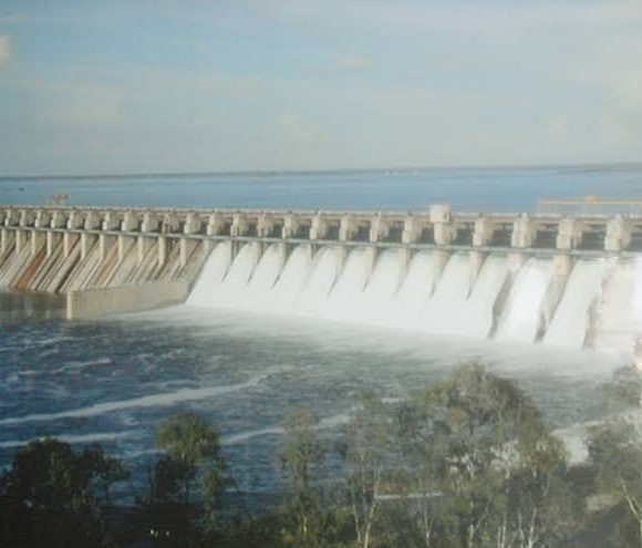 Indapurkar lit by symbolic procession of Minister of State "Dattatraya Bharane" in Karmala | 'उजनी'च्या पाण्यावरून पेटला वाद; करमाळ्यात राज्यमंत्री भरणेंची प्रतिकात्मक प्रेतयात्रा; इंदापूरमध्ये तीव्र पडसाद