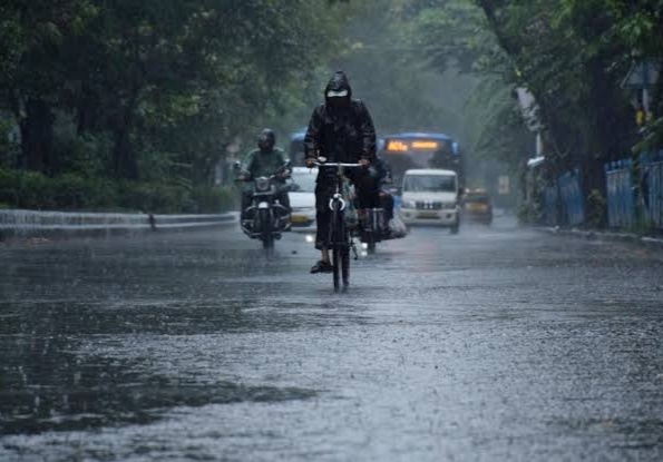 Presence of torrential rain with strong winds in Pune city on Friday evening | पुणे शहरात शुक्रवारी सायंकाळी वादळी वाऱ्यासह मुसळधार पावसाची हजेरी  Presence of torrential rain with strong winds in Pune city on Friday evening | पुणे शहरात शुक्रवारी सायंकाळी वादळी वाऱ्यासह मुसळधार पावसाची हजेरी
