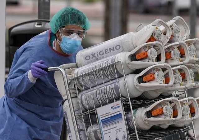 Oxygen Shortage : Oxygen supply less than demand; The district needs 350 to 370 metric tons per day | Oxygen Shortage : मागणीच्या तुलनेत ऑक्सिजनचा पुरवठा कमीच; जिल्ह्याला रोज ३५० ते ३७० मेट्रिक टनची आवश्यकता  Oxygen Shortage : Oxygen supply less than demand; The district needs 350 to 370 metric tons per day | Oxygen Shortage : मागणीच्या तुलनेत ऑक्सिजनचा पुरवठा कमीच; जिल्ह्याला रोज ३५० ते ३७० मेट्रिक टनची आवश्यकता