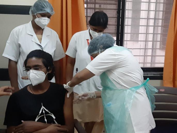 Corona Vaccine: Corona vaccine shields to youth at last; Vaccination started at the age of 18 to 44 years | Corona Vaccine :तरुणाईला अखेर कोरोना प्रतिबंधात्मक लसीची ढाल; १८ ते ४४ वयोगटात लसीकरणासाठी उत्साह Corona Vaccine: Corona vaccine shields to youth at last; Vaccination started at the age of 18 to 44 years | Corona Vaccine :तरुणाईला अखेर कोरोना प्रतिबंधात्मक लसीची ढाल; १८ ते ४४ वयोगटात लसीकरणासाठी उत्साह
