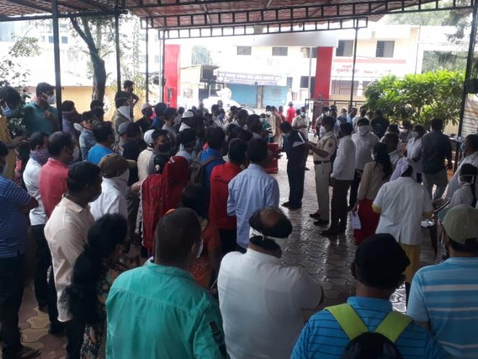 Corona vaccine: treatment worse than illness? A single crowd of citizens at the center for coron vaccination at Loni Kalbhor | Corona vaccine : आजारापेक्षा इलाज भयंकर? लोणी काळभोर येथील लसीकरणासाठी केंद्रावर नागरिकांची एकच गर्दी Corona vaccine: treatment worse than illness? A single crowd of citizens at the center for coron vaccination at Loni Kalbhor | Corona vaccine : आजारापेक्षा इलाज भयंकर? लोणी काळभोर येथील लसीकरणासाठी केंद्रावर नागरिकांची एकच गर्दी