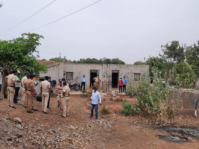 Robbery at Pabal; Elderly woman seriously injured; One and a half tola gold and cash stolen | पाबळ येथे दरोडा; महिला गंभीर जखमी; दीड तोळ्याचे सोन्याचे गंठण, रोख रक्कम लंपास  Robbery at Pabal; Elderly woman seriously injured; One and a half tola gold and cash stolen | पाबळ येथे दरोडा; महिला गंभीर जखमी; दीड तोळ्याचे सोन्याचे गंठण, रोख रक्कम लंपास