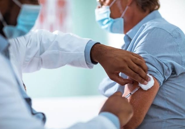 Pune leads in vaccination! The first and second doses together have crossed the '60 lakh' stage so far | पुणे लसीकरणात अव्वल! पहिला व दुसरा डोस मिळून आतापर्यंत तब्ब्ल '६० लाखांचा' टप्पा पार Pune leads in vaccination! The first and second doses together have crossed the '60 lakh' stage so far | पुणे लसीकरणात अव्वल! पहिला व दुसरा डोस मिळून आतापर्यंत तब्ब्ल '६० लाखांचा' टप्पा पार