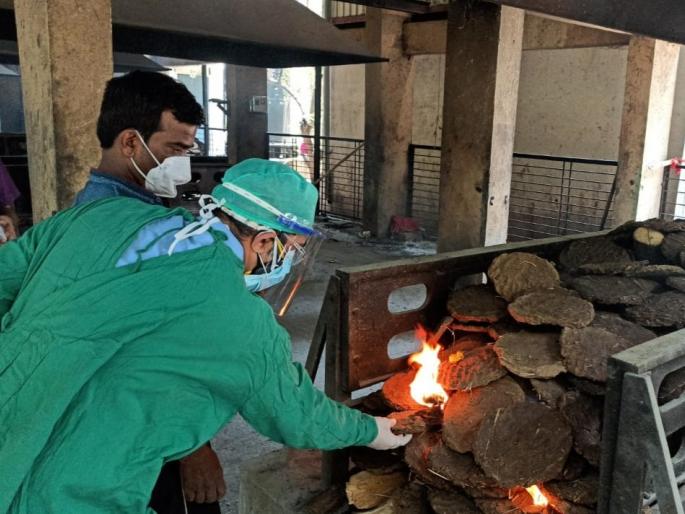 Salute! ... So the 'Health Envoy' who resumes his duties within 24 hours after the death of his father | सॅल्यूट!वडिलांच्या निधनांनंतर २४ तासांच्या आत पुन्हा कर्तव्यावर रुजू होणारा 'आरोग्यदूत' Salute! ... So the 'Health Envoy' who resumes his duties within 24 hours after the death of his father | सॅल्यूट!वडिलांच्या निधनांनंतर २४ तासांच्या आत पुन्हा कर्तव्यावर रुजू होणारा 'आरोग्यदूत'