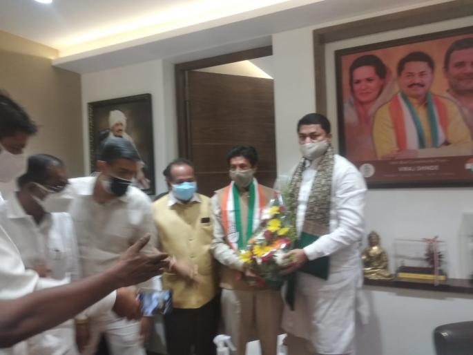 Shiv Sena leader Vijay Patil from Vasai joins Congress in the presence of Nana Patole | काँग्रेसचा शिवसेनेला धक्का, नाना पटोलेंच्या उपस्थितीत सेनेच्या बड्या नेत्याचा काँग्रेसमध्ये प्रवेश