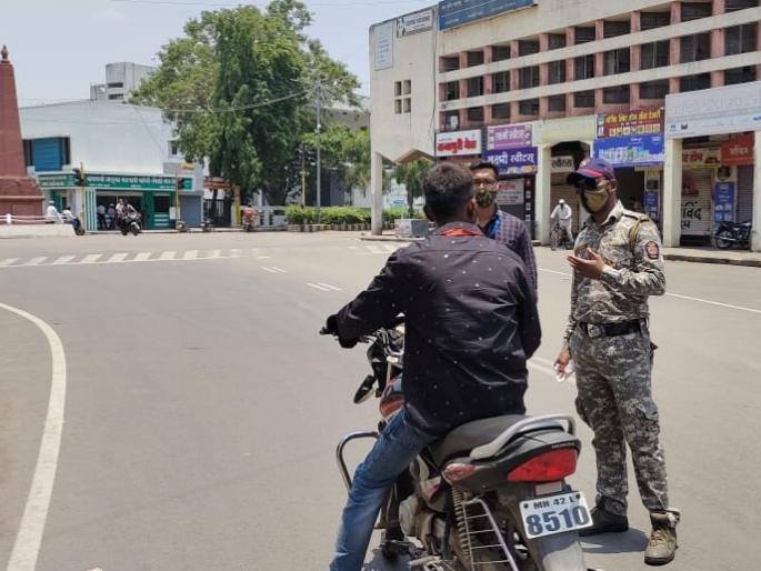 Baramati Police on Action Mode; 30 vehicles confiscated, two shops sealed | बारामती पोलीस अ‍ॅक्शन मोडवर; विनाकारण फिरणाऱ्यांची ३० वाहने जप्त ,दोन दुकाने सील
