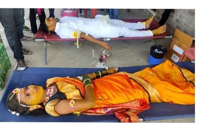 The story of a 'classic' wedding! The marriage completed performing the duty of donating blood by husband and wife | एका 'हटके' लग्नाची गोष्ट! रक्तदानाचं श्रेष्ठ कर्तव्य बजावत वधूवरांनी बांधली रेशीमगाठ The story of a 'classic' wedding! The marriage completed performing the duty of donating blood by husband and wife | एका 'हटके' लग्नाची गोष्ट! रक्तदानाचं श्रेष्ठ कर्तव्य बजावत वधूवरांनी बांधली रेशीमगाठ