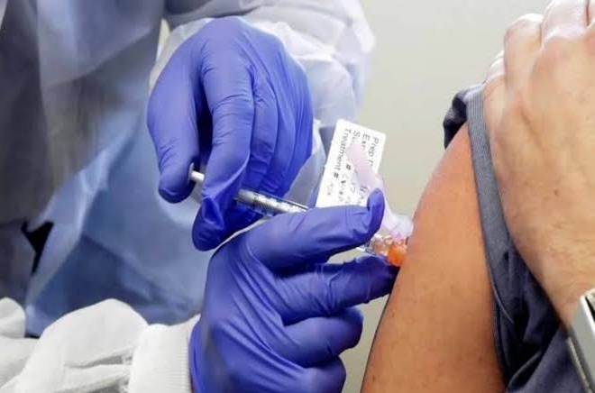 Corona Vaccination: Citizens from Pune, Pimpri run to rural areas for vaccination; A major crowd at the health center | Corona Vaccination : पुणे,पिंपरीमधील नागरिकांची लसीकरणासाठी ग्रामीण भागात धाव; आरोग्य केंद्रावर एकच गोंधळ Corona Vaccination: Citizens from Pune, Pimpri run to rural areas for vaccination; A major crowd at the health center | Corona Vaccination : पुणे,पिंपरीमधील नागरिकांची लसीकरणासाठी ग्रामीण भागात धाव; आरोग्य केंद्रावर एकच गोंधळ