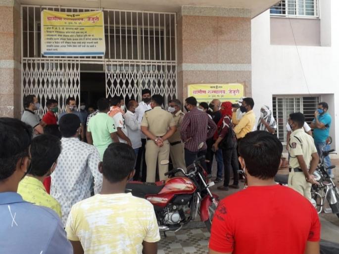 Corona vaccination in Jejuri stopped; Police arrested nagaradhyaksha Veena Sonawane and all activists | Corona Vaccination : जेजुरीत कोरोना लसीकरण पाडले बंद; नगराध्यक्षांसह कार्यकर्त्यांना पोलिसांनी घेतले ताब्यात Corona vaccination in Jejuri stopped; Police arrested nagaradhyaksha Veena Sonawane and all activists | Corona Vaccination : जेजुरीत कोरोना लसीकरण पाडले बंद; नगराध्यक्षांसह कार्यकर्त्यांना पोलिसांनी घेतले ताब्यात