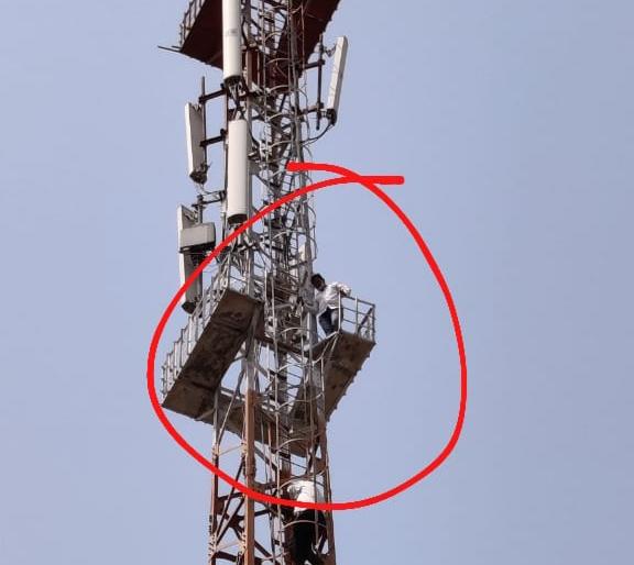 Youth climbs mobile tower to demand road repairs | रस्ता दुरुस्तीच्या मागणीसाठी युवकाचे मोबाईल टॉवरवर चढून आंदोलन Youth climbs mobile tower to demand road repairs | रस्ता दुरुस्तीच्या मागणीसाठी युवकाचे मोबाईल टॉवरवर चढून आंदोलन