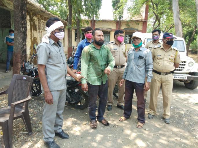 Attempt of self-immolation of youth in the premises of Pathur Panchayat Samiti | पातूर पंचायत समितीच्या आवारात युवकाचा आत्मदहनाचा प्रयत्न Attempt of self-immolation of youth in the premises of Pathur Panchayat Samiti | पातूर पंचायत समितीच्या आवारात युवकाचा आत्मदहनाचा प्रयत्न